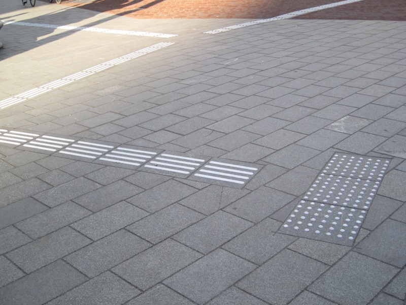 blinden geleidelijn op straat